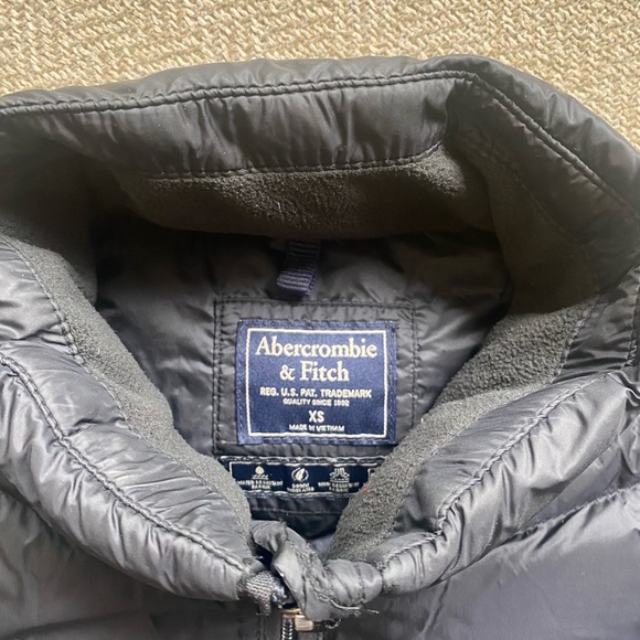 Abercrombie & Fitch Black puffer jacket. - Picture 2 of 4